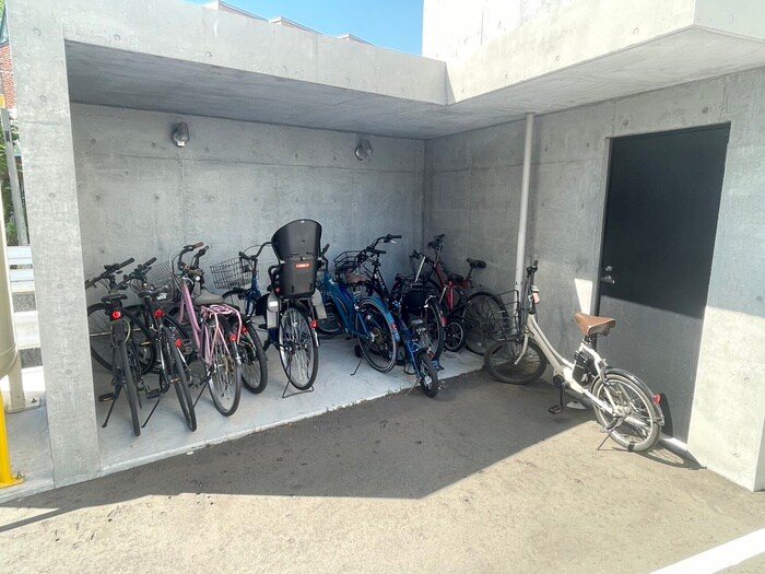 物件外観写真4　(駐輪場)