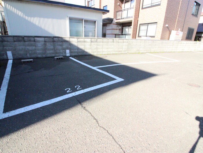 物件外観写真6　(駐車場)