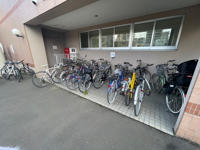 物件外観写真4　(駐輪場)