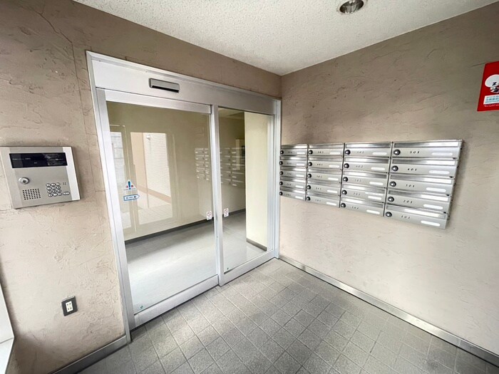 物件外観写真5　(エントランス部分)