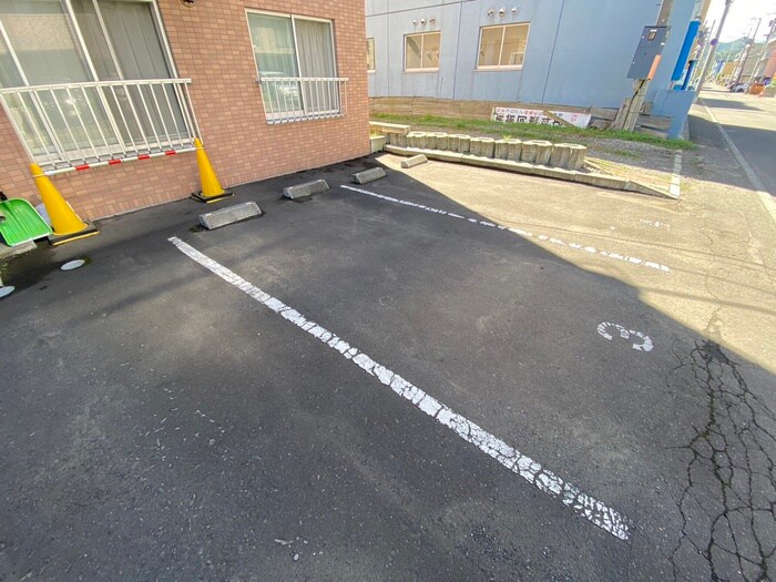 物件外観写真3　(駐車場)