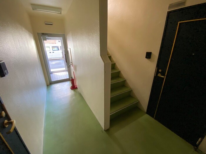 物件外観写真6　(エントランス部分)