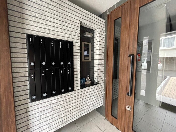 物件外観写真3　(エントランス部分)