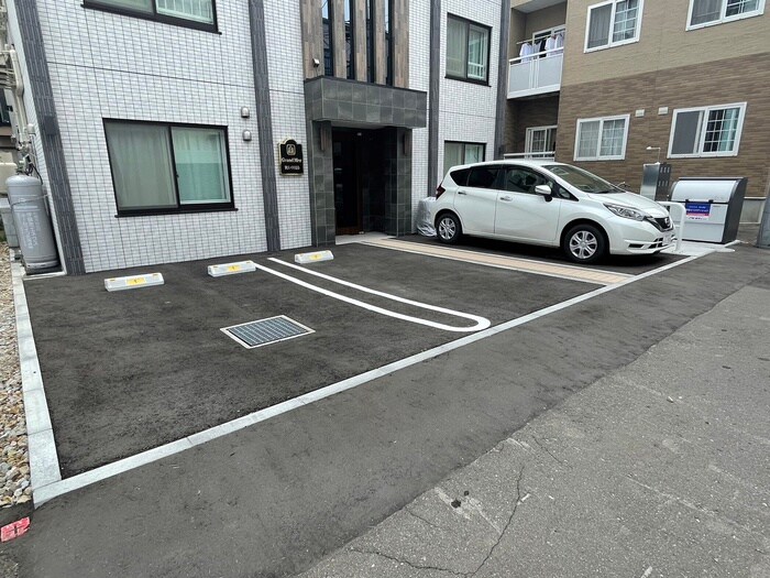 物件外観写真5　(駐車場)