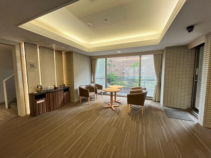 物件外観写真6　(エントランス部分)