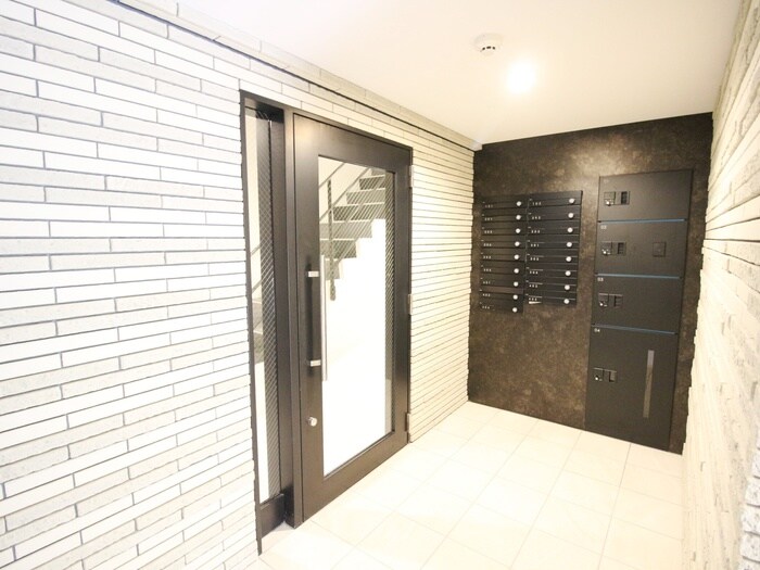 物件外観写真4　(エントランス部分)