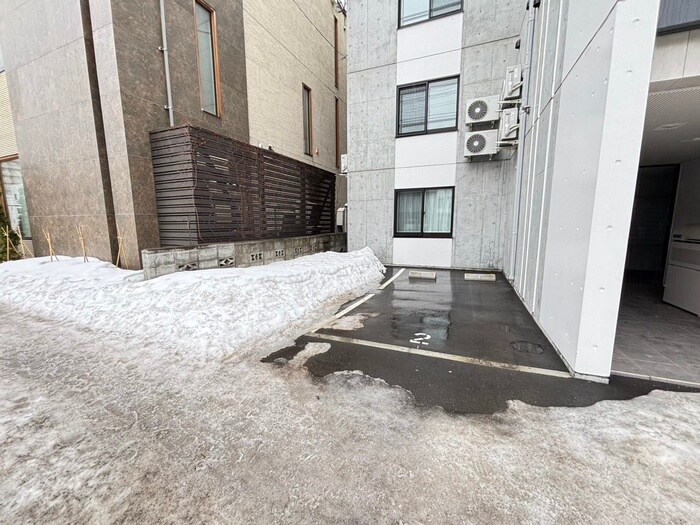 物件外観写真3　(駐車場)