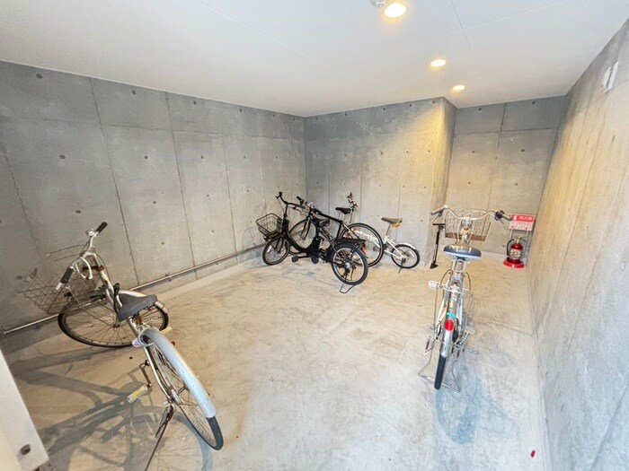 物件外観写真4　(駐輪場)