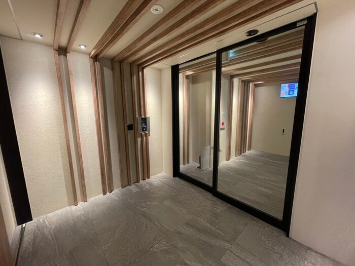 物件外観写真4　(エントランス部分)