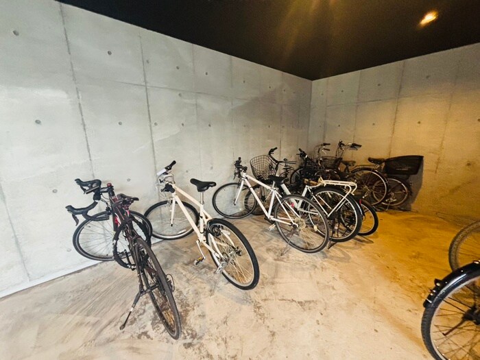 物件外観写真4　(駐輪場)