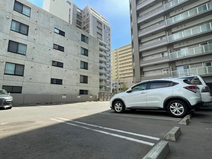 物件外観写真4　(駐車場)