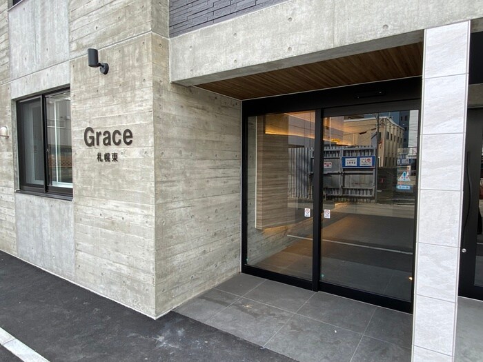 物件外観写真2　(エントランス部分)