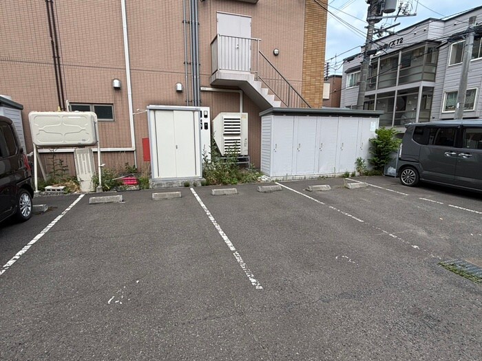 物件外観写真4　(駐車場)