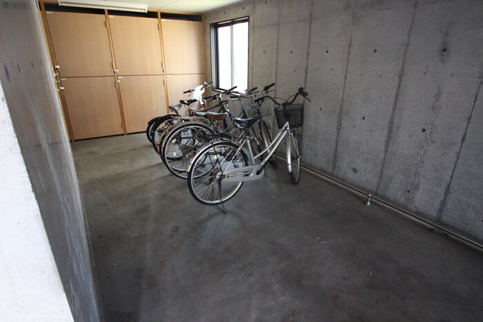 物件外観写真4　(駐輪場)