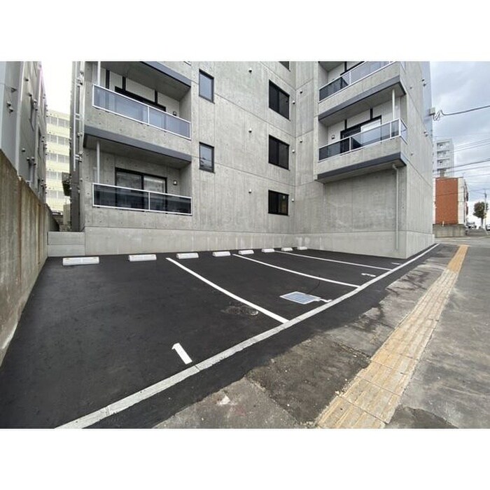 物件外観写真5　(駐車場)