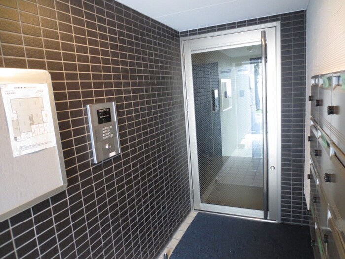 物件外観写真3　(エントランス部分)