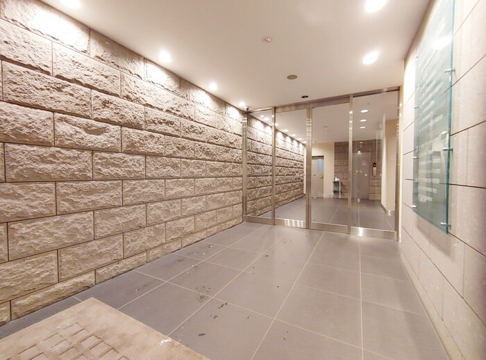 物件外観写真2　(エントランス部分)