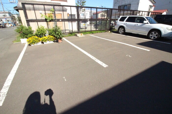 物件外観写真3　(駐車場)