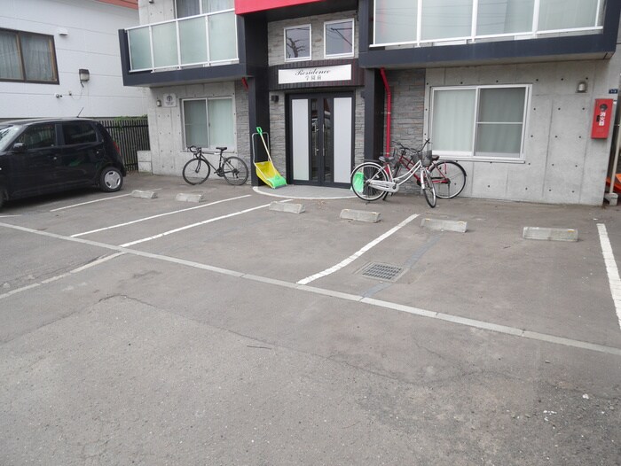 物件外観写真3　(駐車場)