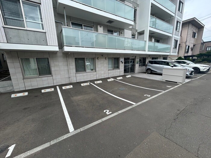 物件外観写真2　(駐車場)