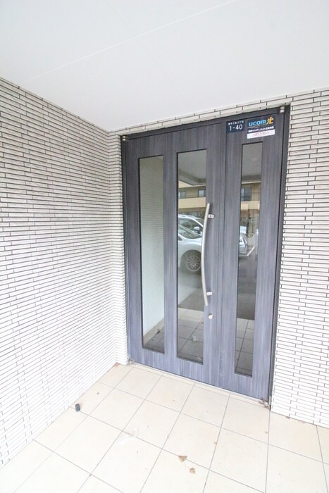 物件外観写真6　(エントランス部分)