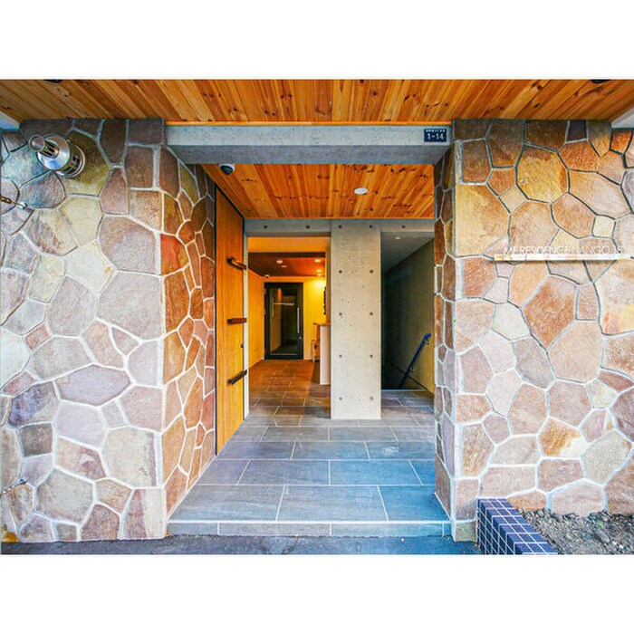 物件外観写真2　(エントランス部分)