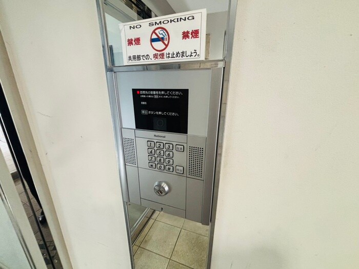 物件外観写真3　(エントランス部分)