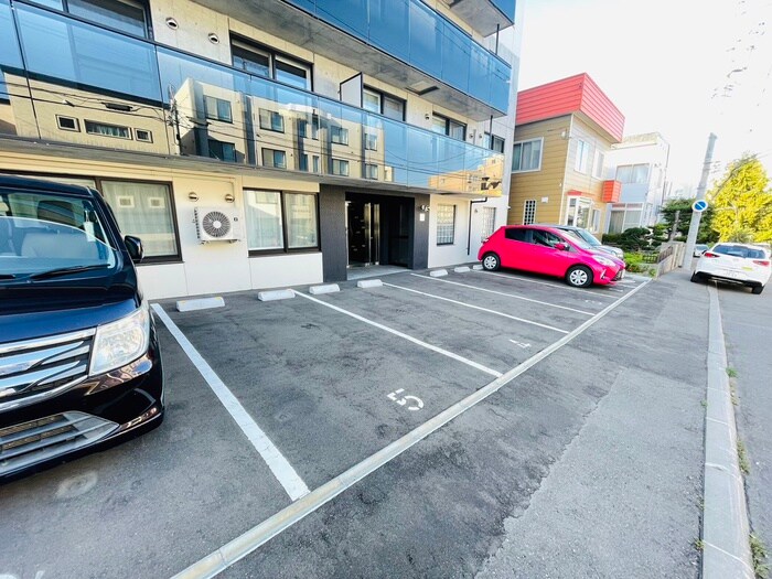 物件外観写真3　(駐車場)