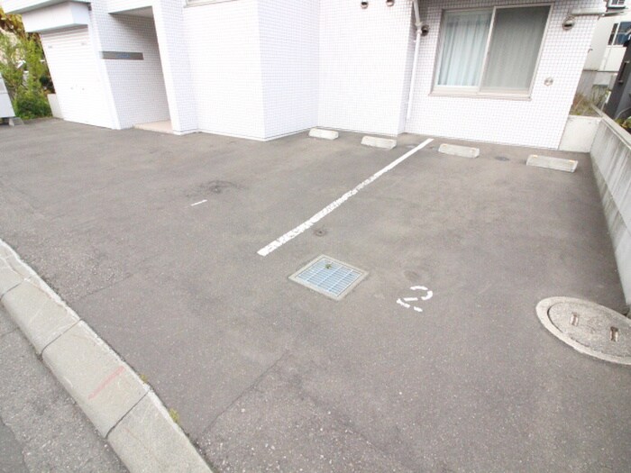 物件外観写真4　(駐車場)