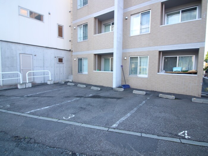 物件外観写真3　(駐車場)