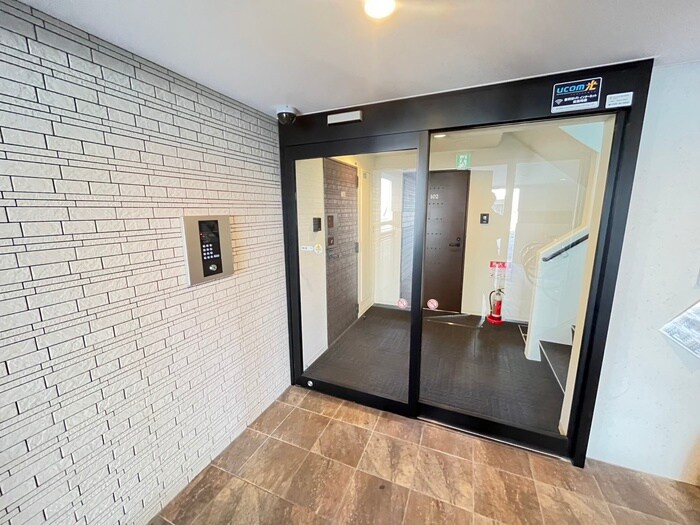 物件外観写真4　(エントランス部分)