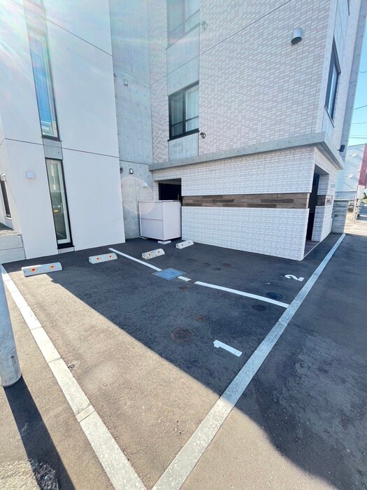 物件外観写真6　(駐車場)