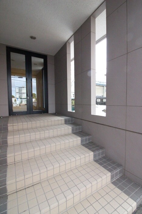 物件外観写真5　(エントランス部分)