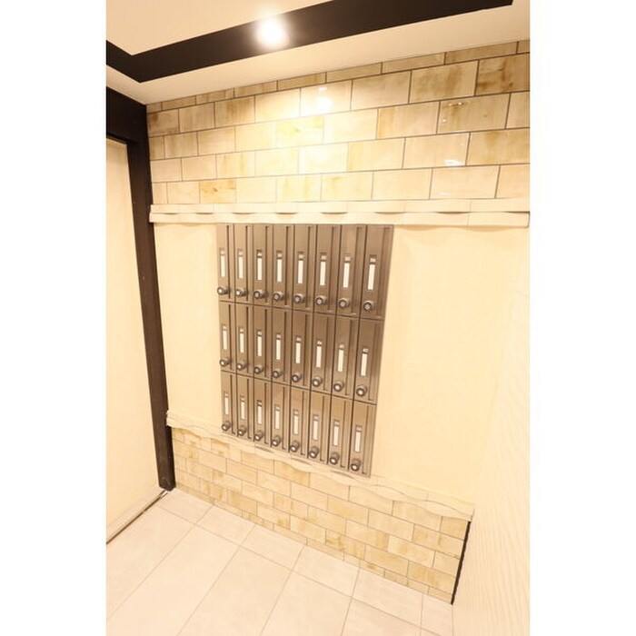 物件外観写真4　(エントランス部分)