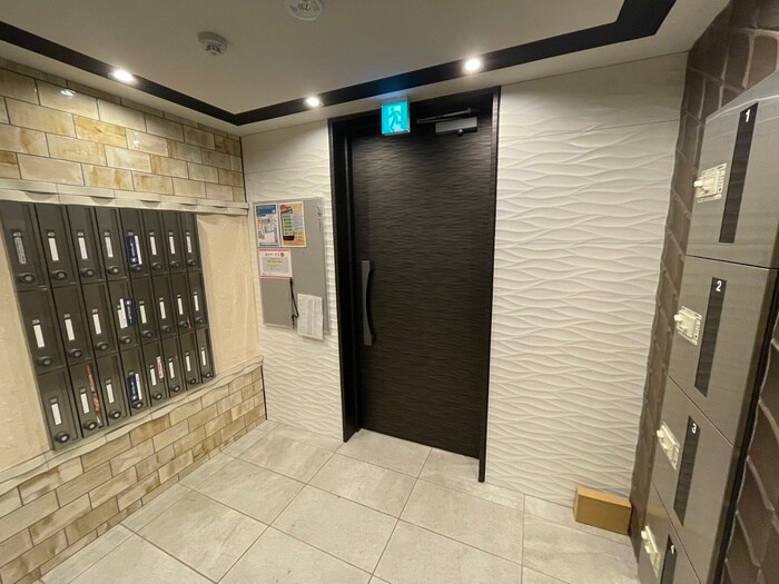 物件外観写真6　(エントランス部分)