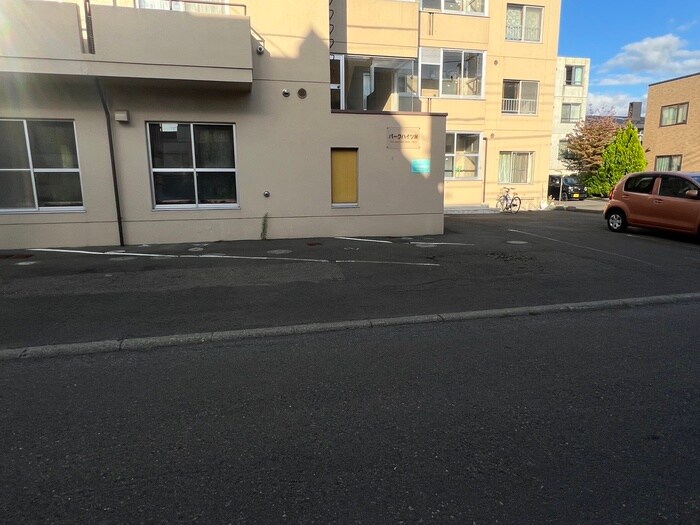 物件外観写真3　(駐車場)