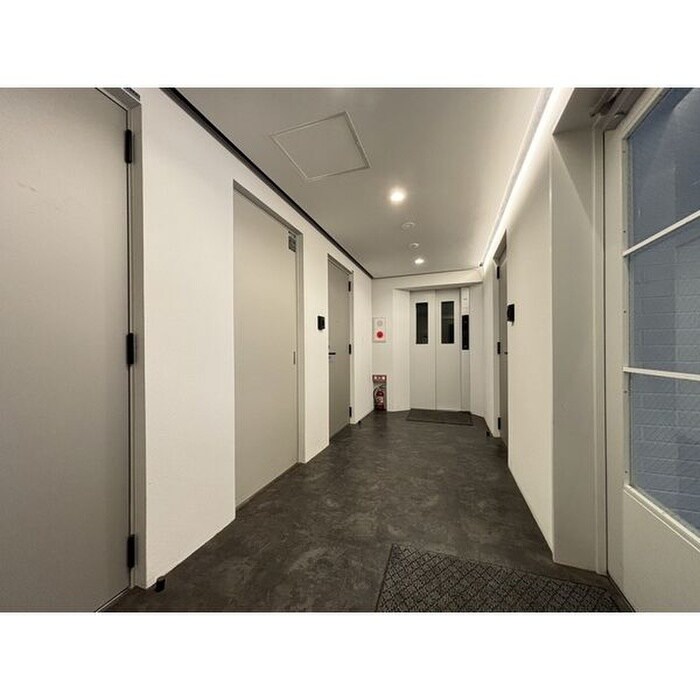 物件外観写真6　(エントランス部分)