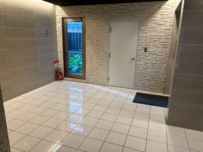 物件外観写真3　(エントランス部分)