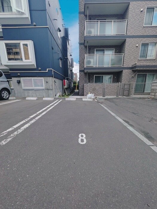 物件外観写真2　(駐車場)