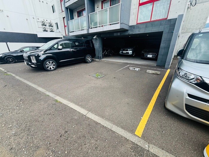 物件外観写真4　(駐車場)