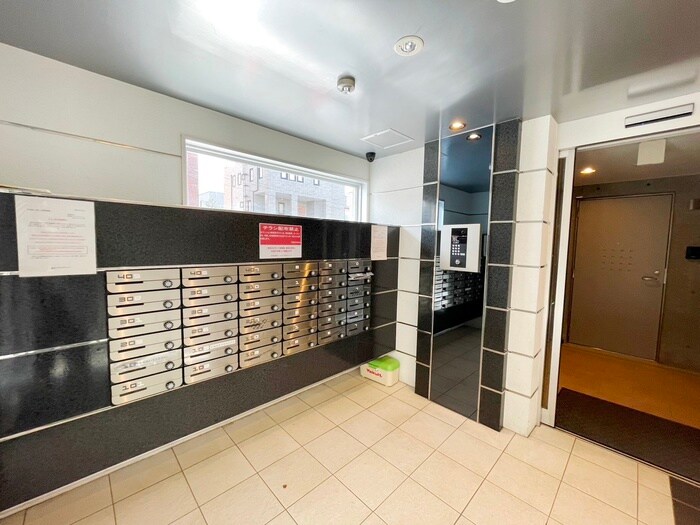 物件外観写真6　(エントランス部分)