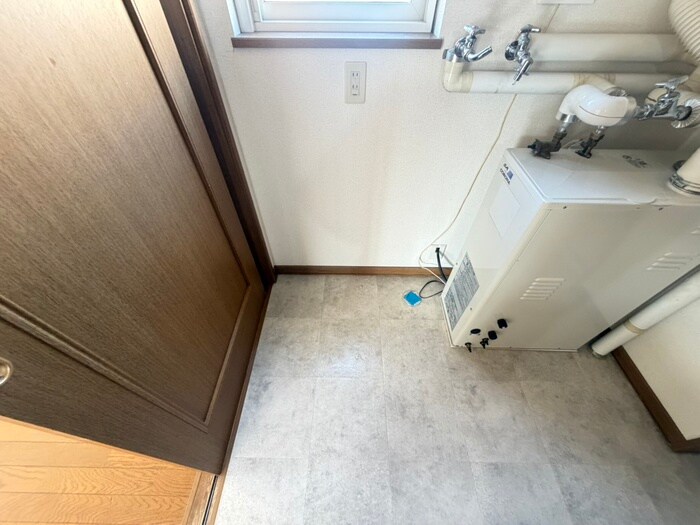 物件内観写真8　(洗濯機置場)