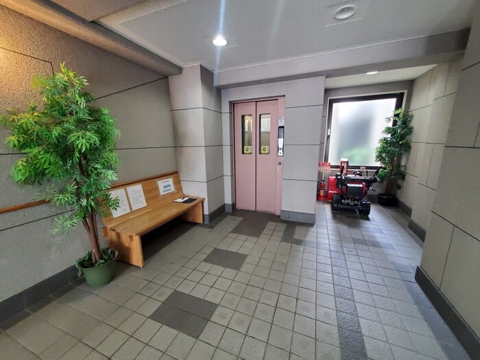 物件外観写真3　(エントランス部分)