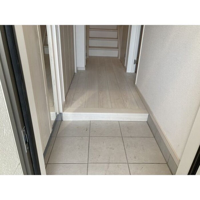 物件内観写真16　(玄関)