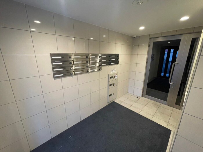 物件外観写真6　(エントランス部分)