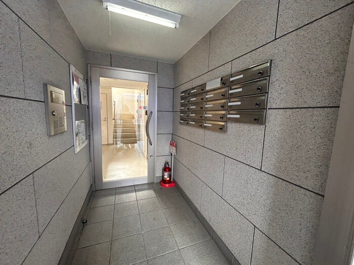 物件外観写真6　(エントランス部分)