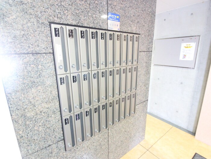 物件外観写真6　(エントランス部分)