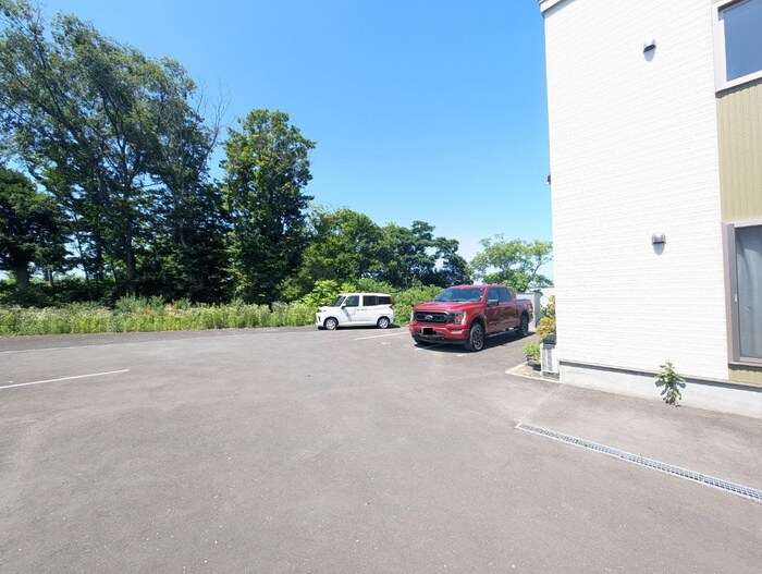 物件外観写真3　(駐車場)