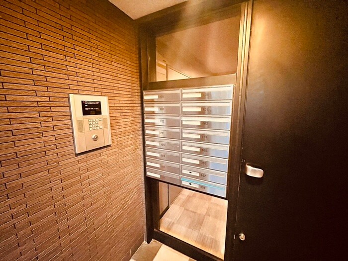 物件外観写真4　(エントランス部分)