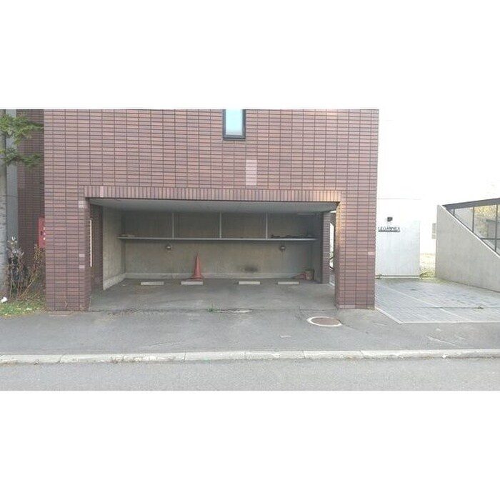 物件外観写真2　(駐車場)